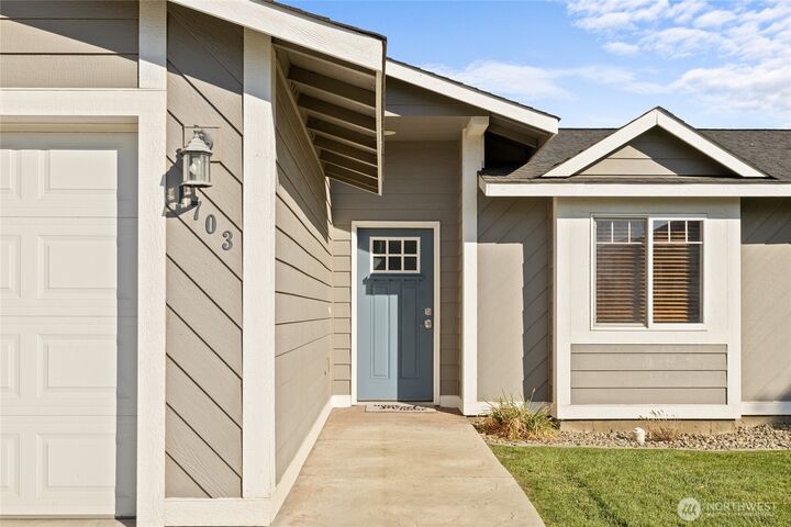 Property Photo: 1703 E Hobert Avenue WA 98926