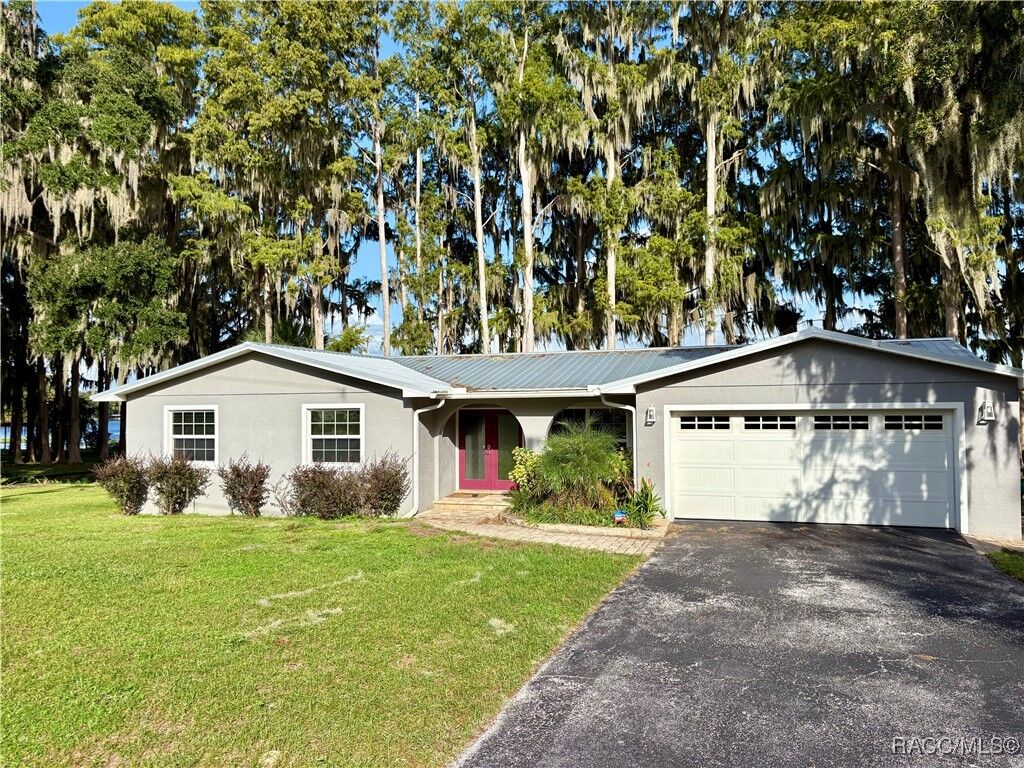 Property Photo:  806 Edgewater Drive  FL 34453 