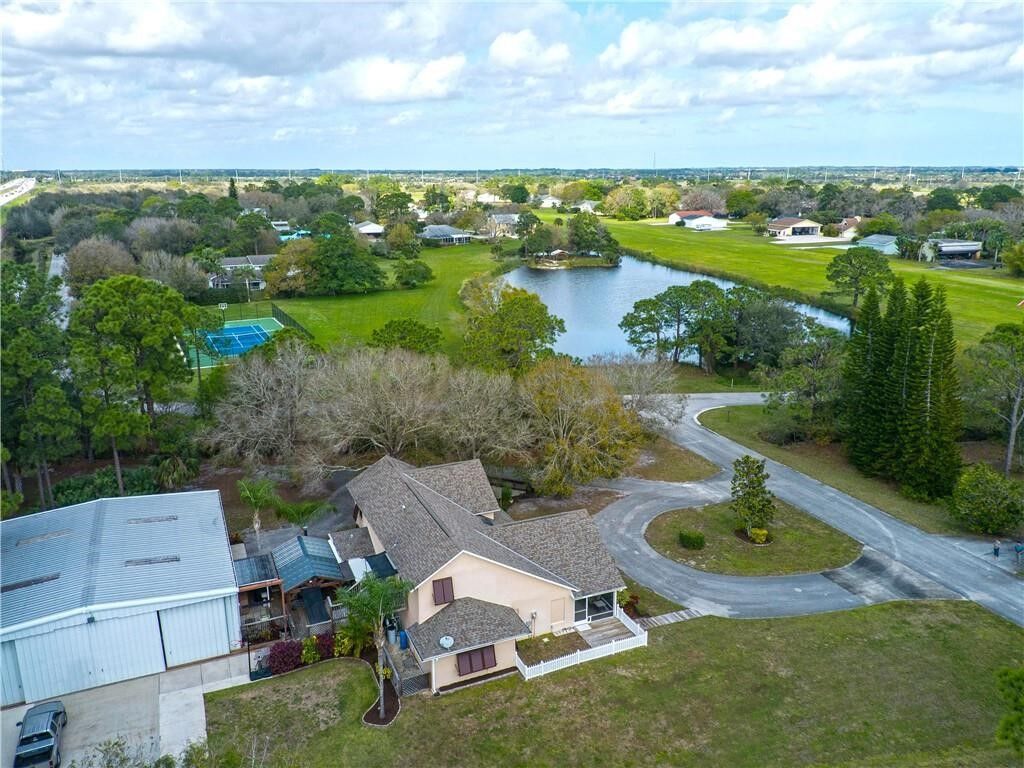 Property Photo:  505 Wright Circle  FL 32968 
