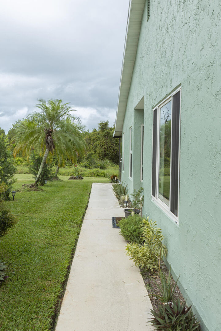 Property Photo: 1421 SE Larkwood Circle FL 34952