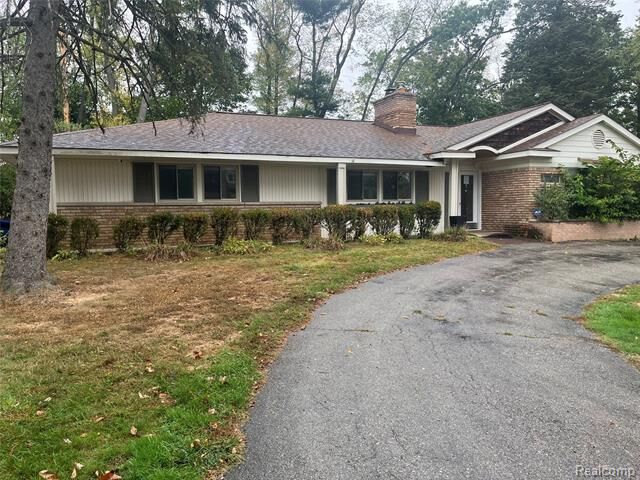 Property Photo:  240 Applewood Lane  MI 48302 