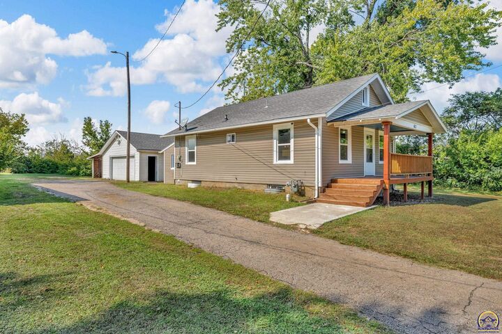 Property Photo:  613 SW Grand Ct  KS 66606 