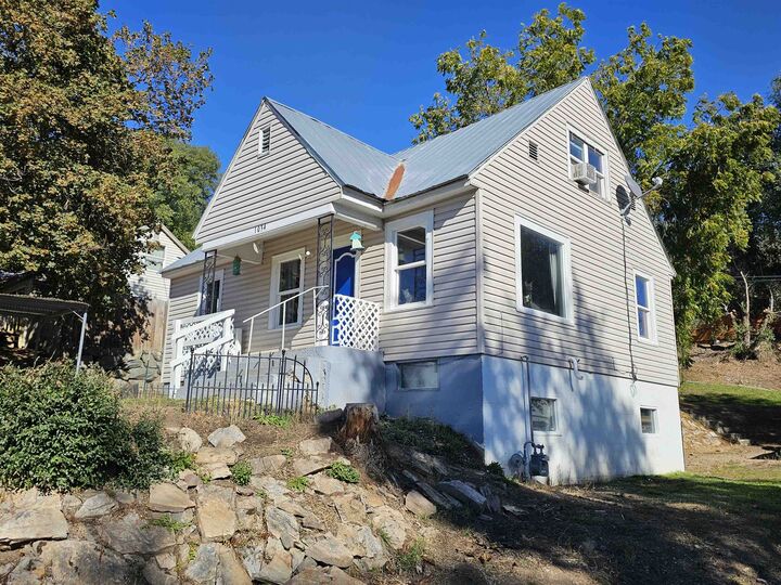 Property Photo: 1034 N Oak St WA 99114