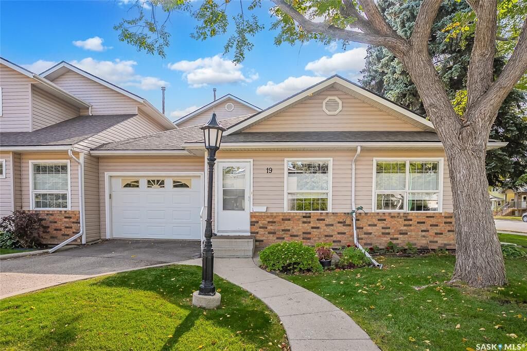 Property Photo: 102 Willow Street E 19 SK S7J 0C2