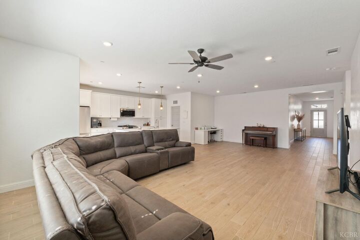 Property Photo: 2533 W Claridge Way CA 93230