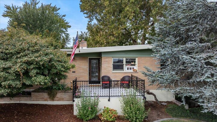 Property Photo: 2410 S Everett Place WA 99337