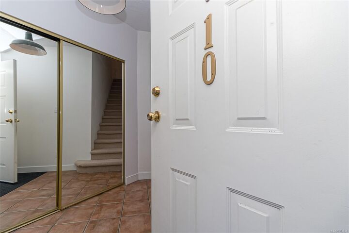 Property Photo: 930 North Park St 10 BC V8T 1C6