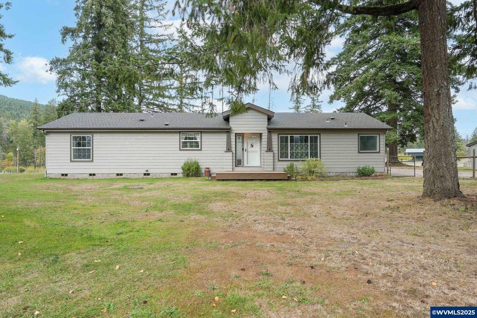 Property Photo:  40219 N Dogwood Rd  OR 97360 