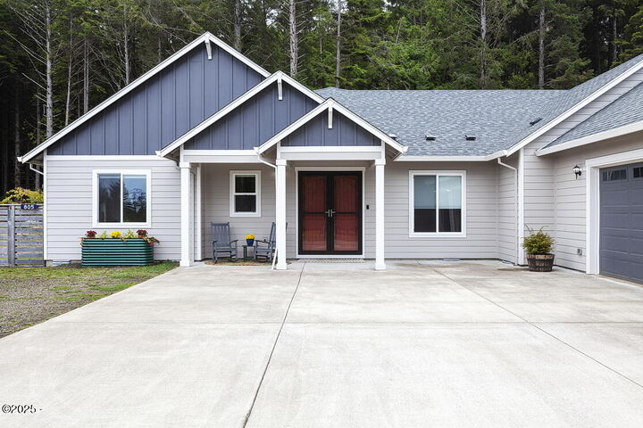 Property Photo: 805 SW Wakeetum Street OR 97394