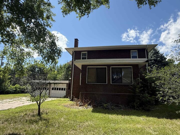 Property Photo: 804 W 3rd NE 69101