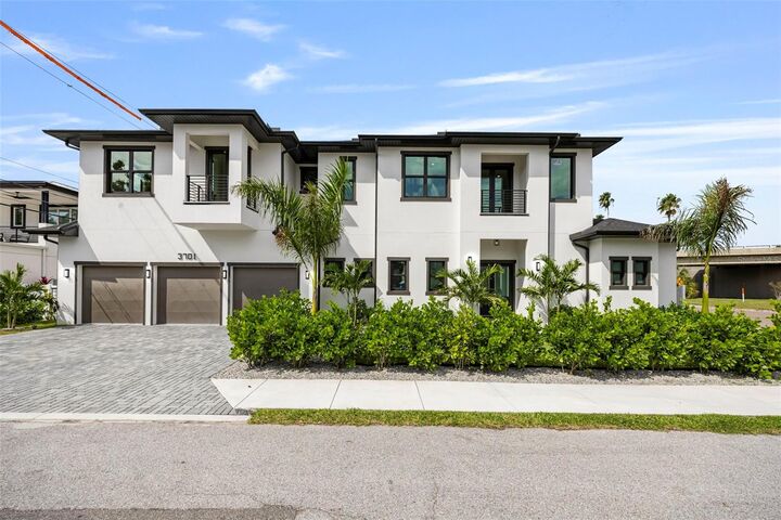 Property Photo: 3701 S Lynwood Avenue FL 33611