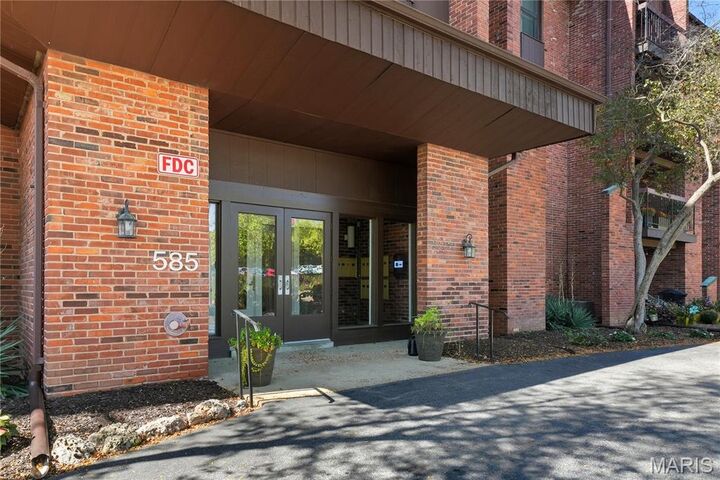 Property Photo: 585 Coeur De Royale Drive 405 MO 63141
