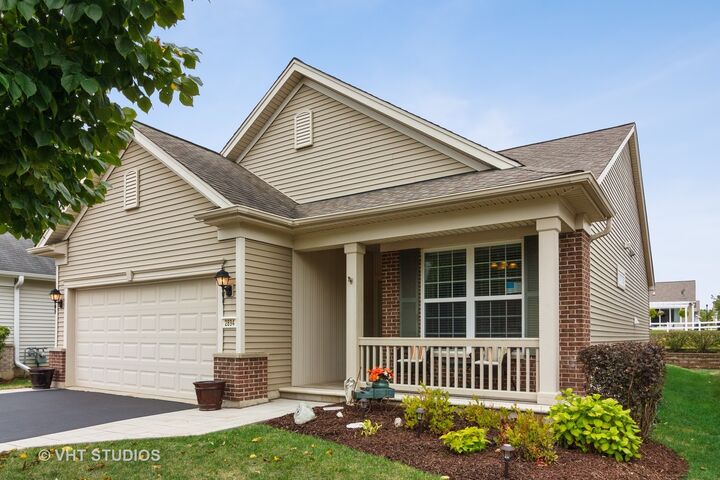 Property Photo:  2894 Edgewater Drive  IL 60124 