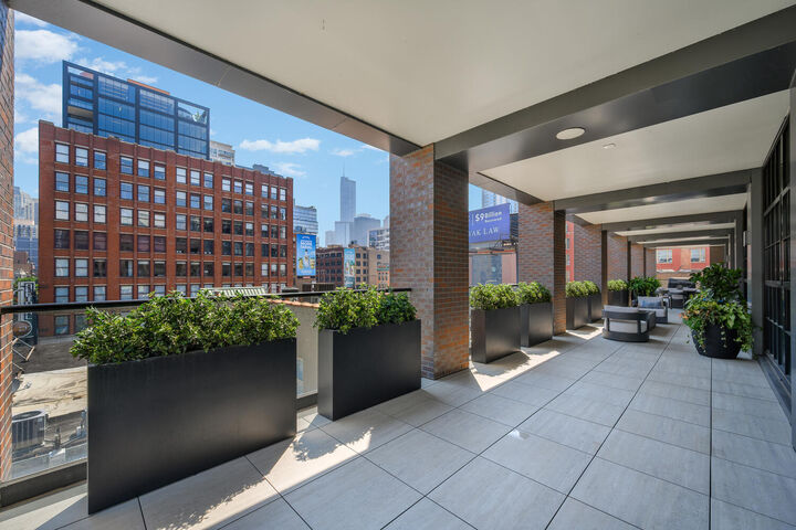 Property Photo: 351 W Huron Street 4 IL 60654