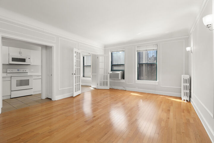 Property Photo: 10 W Elm Street 602 IL 60610