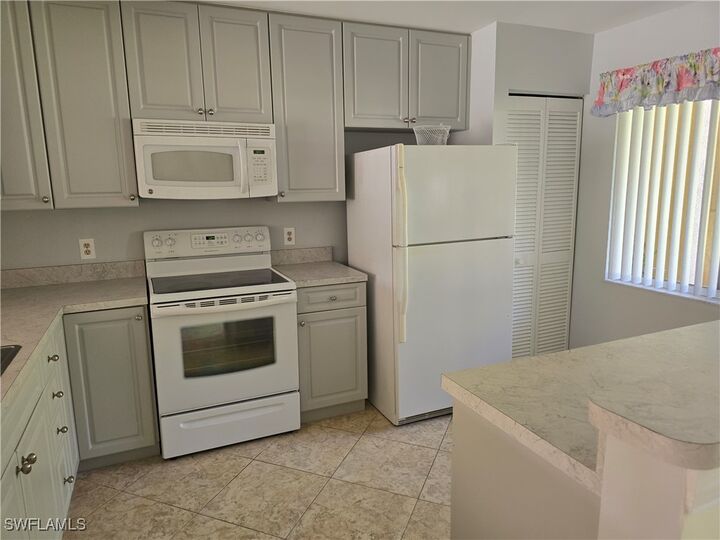 Property Photo: 5622 Woodmere Lake Circle B102 FL 34112