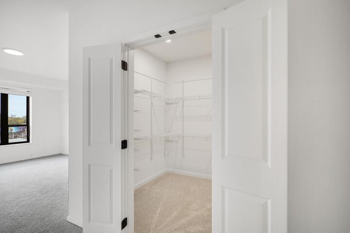 Property Photo:  1948 W Wayzata Boulevard 308  MN 55356