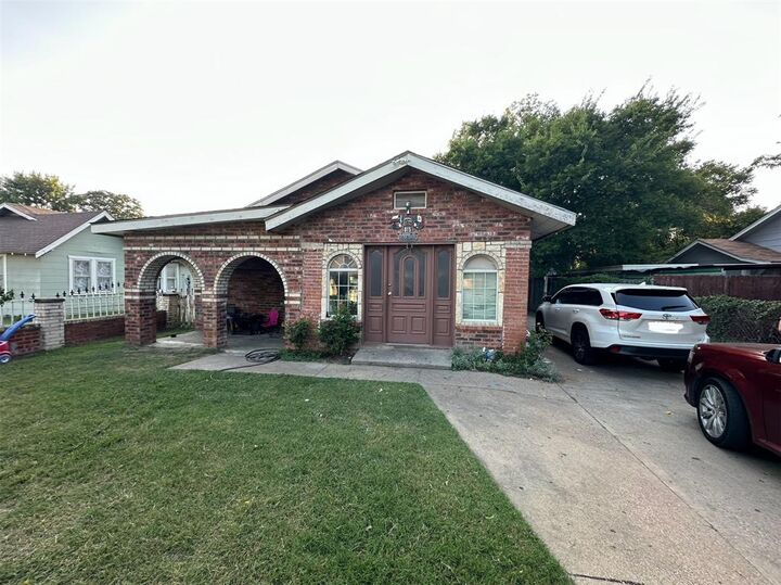 Property Photo: 915 Blandin Street TX 76111