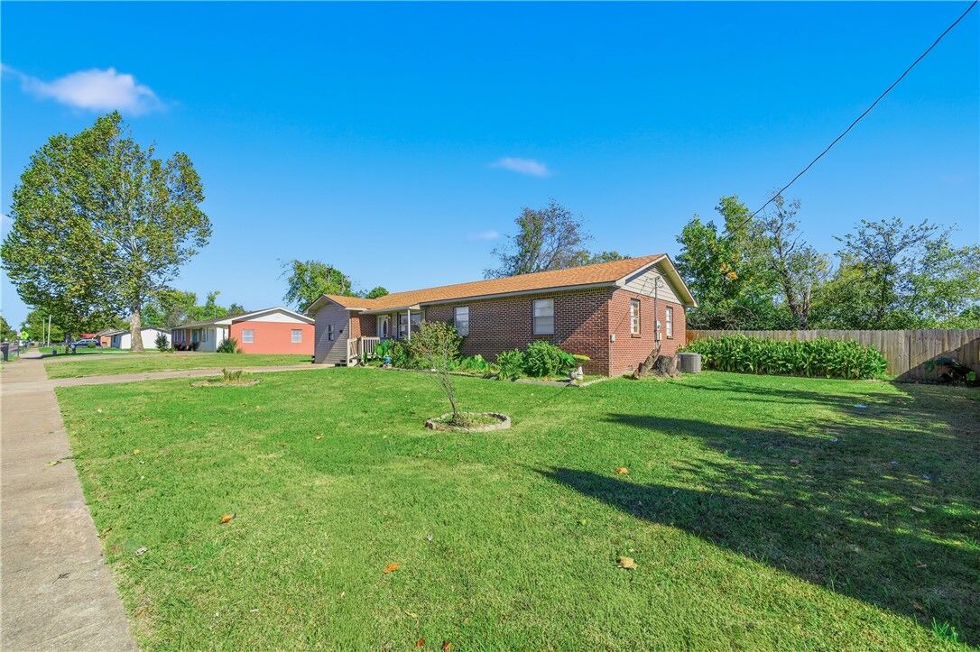 Property Photo: 2011 S 13th Street AR 72758