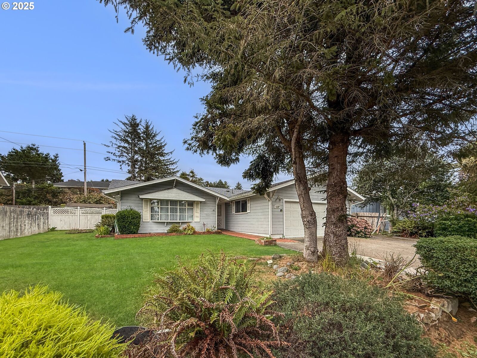 Property Photo: 1330 Crissey Cir OR 97415