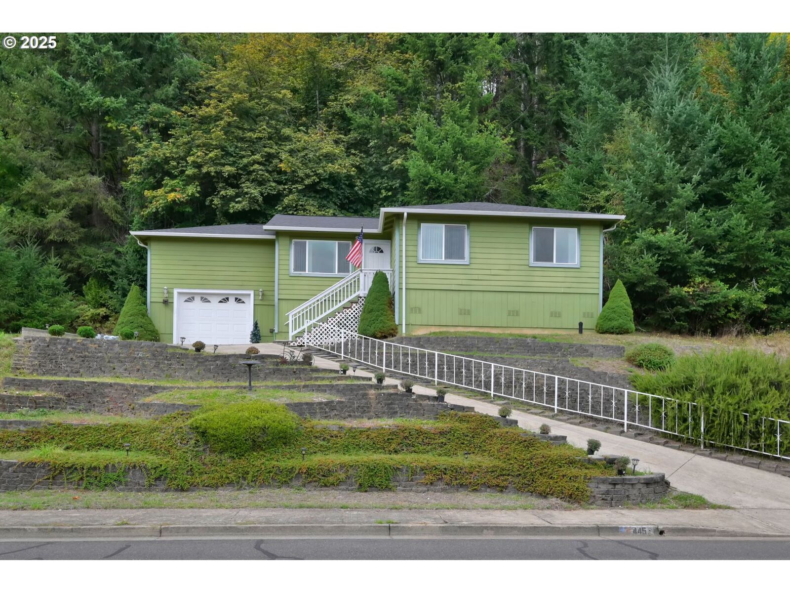 Property Photo:  445 Kalapuya Way  OR 97424 