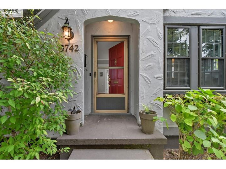 Property Photo:  3742 SE Woodward St  OR 97202 
