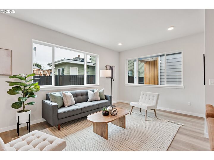 Property Photo: 5622 SE 65th Ave OR 97206