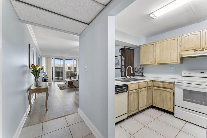 Property Photo: 8 Royal Palm Way 6040 FL 33432