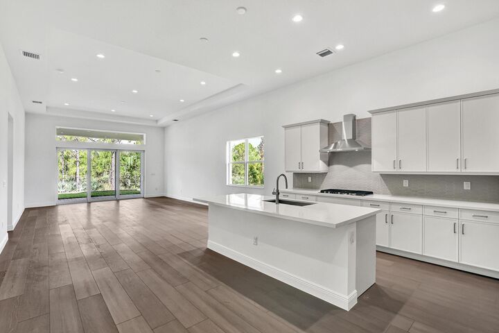 Property Photo:  170 SE Palma Street  FL 34984 