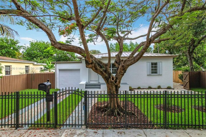 1535 NW 124th St  North Miami FL 33167 photo
