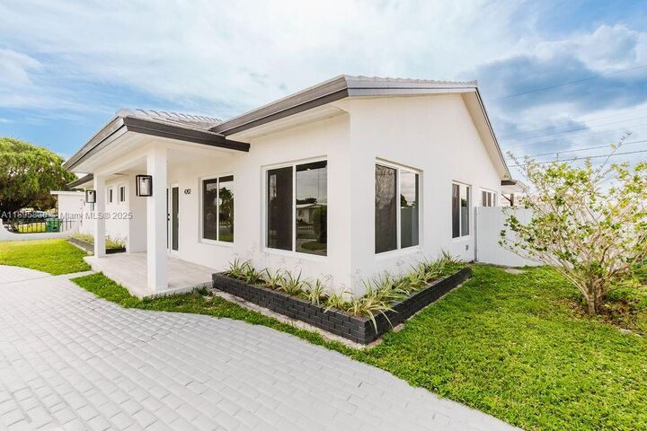 4202 SW 98th Ave  Miami FL 33165 photo