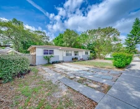 Property Photo: 1350 NE 149th St 1 FL 33161