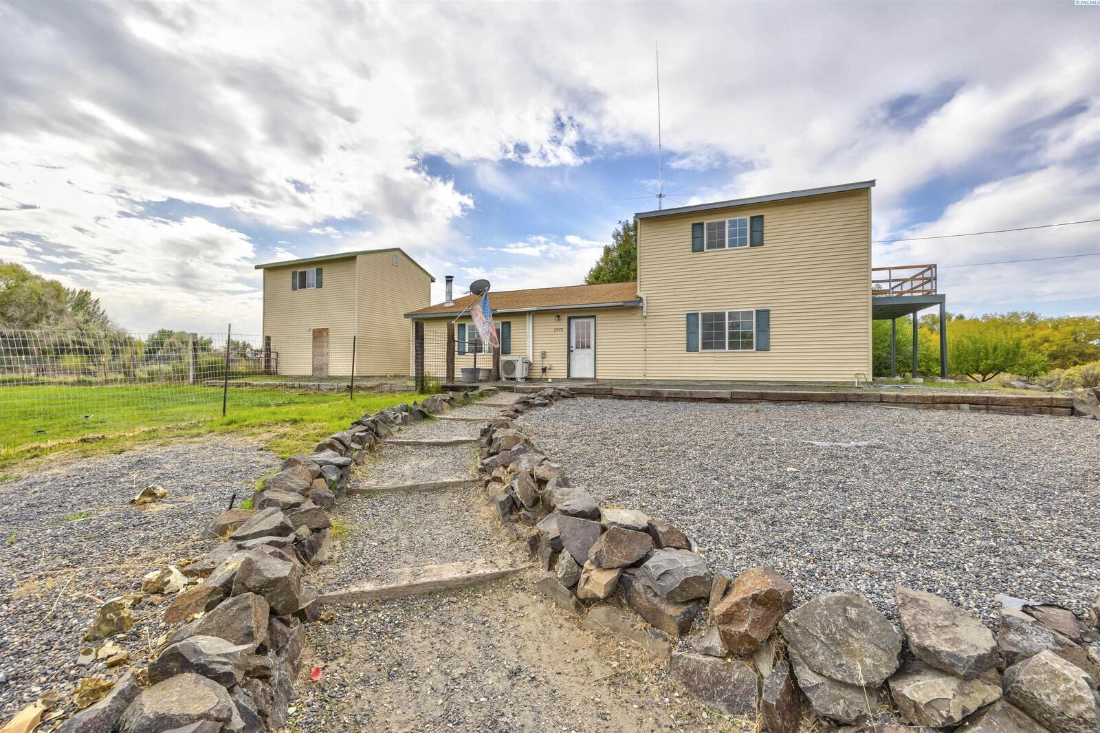 Property Photo: 2975 Hyde Road WA 99354