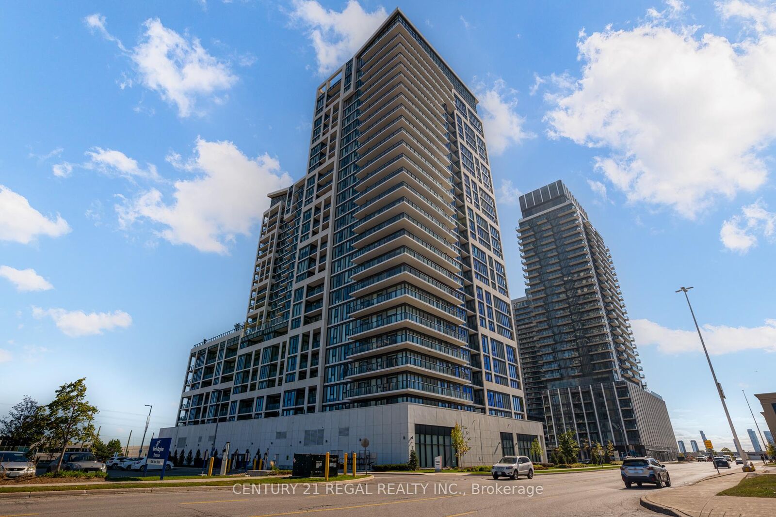 Property Photo:  9000 Jane Street 2125  ON L4K 0M6