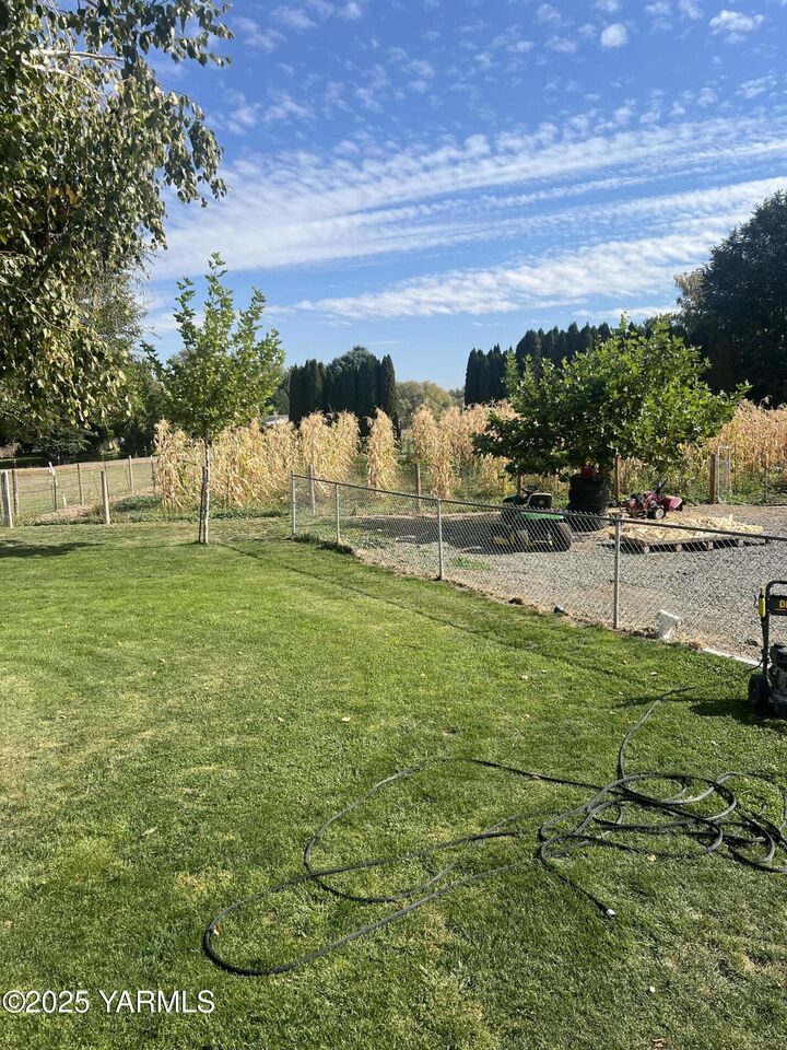 Property Photo: 2805 S 90 Ave WA 98903