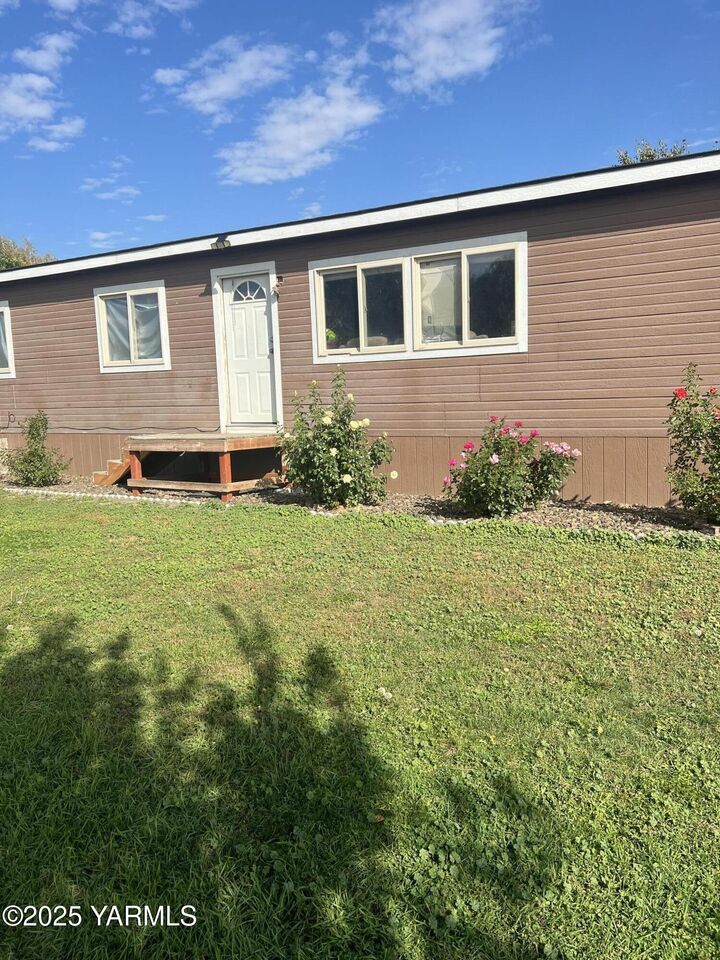 Property Photo:  2805 S 90th Ave  WA 98903