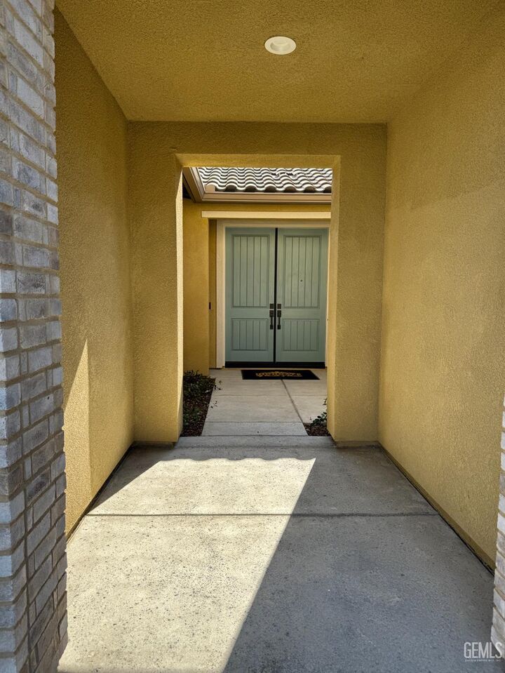 Property Photo: 2404 Penley Court CA 93311