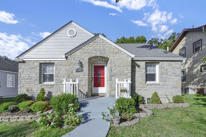 Property Photo: 128 Blenheim Road OH 43214