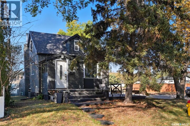 Property Photo: 1041 L Avenue N SK S7L 2R7