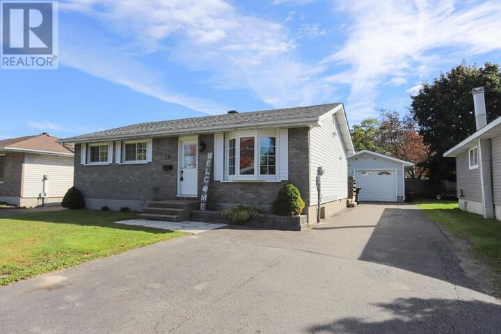 Photo de la propriété: 19 Macmurray Ave ON P6A 5W7