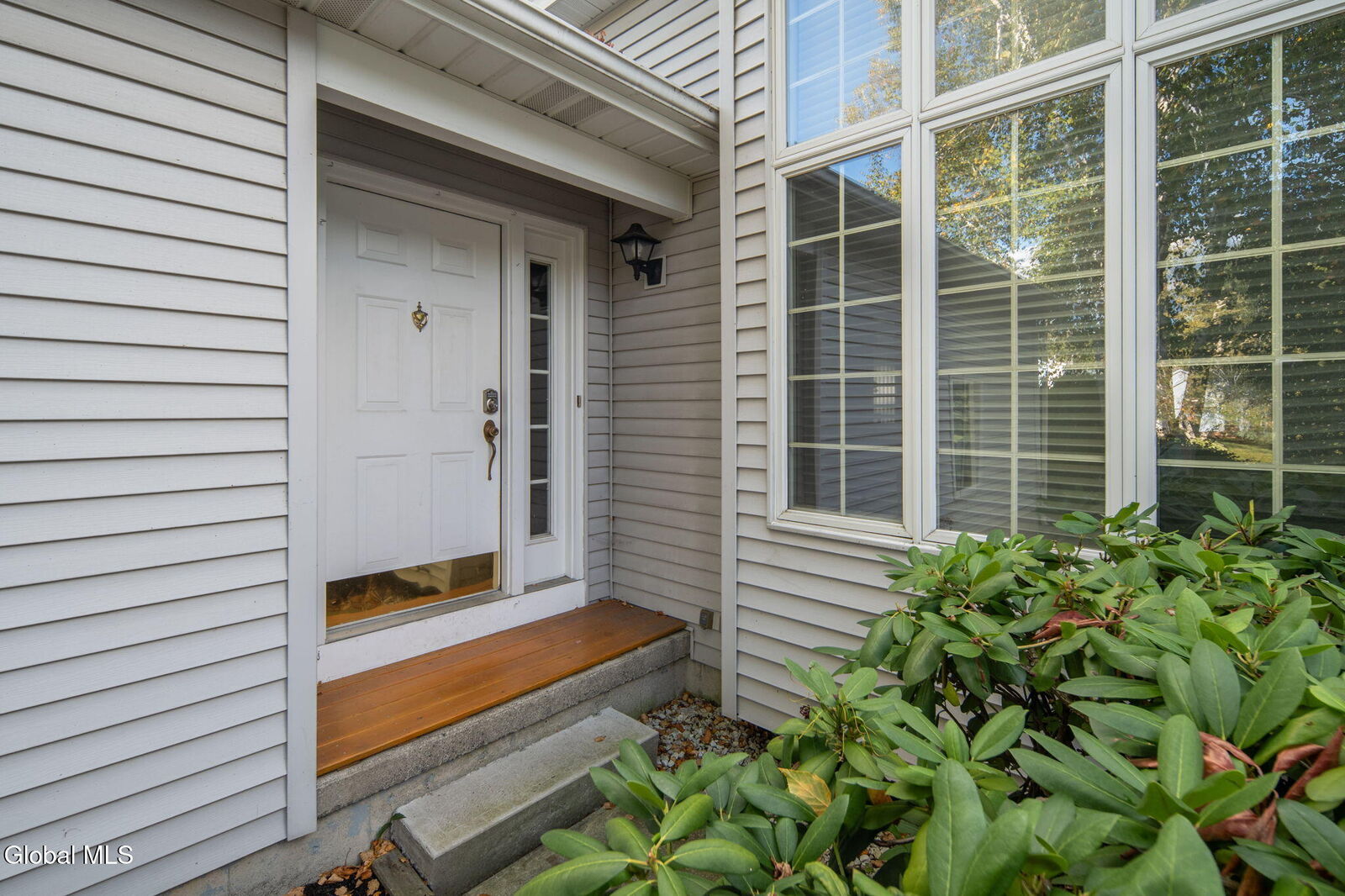 Property Photo:  2 Stonegate Court  NY 12205 