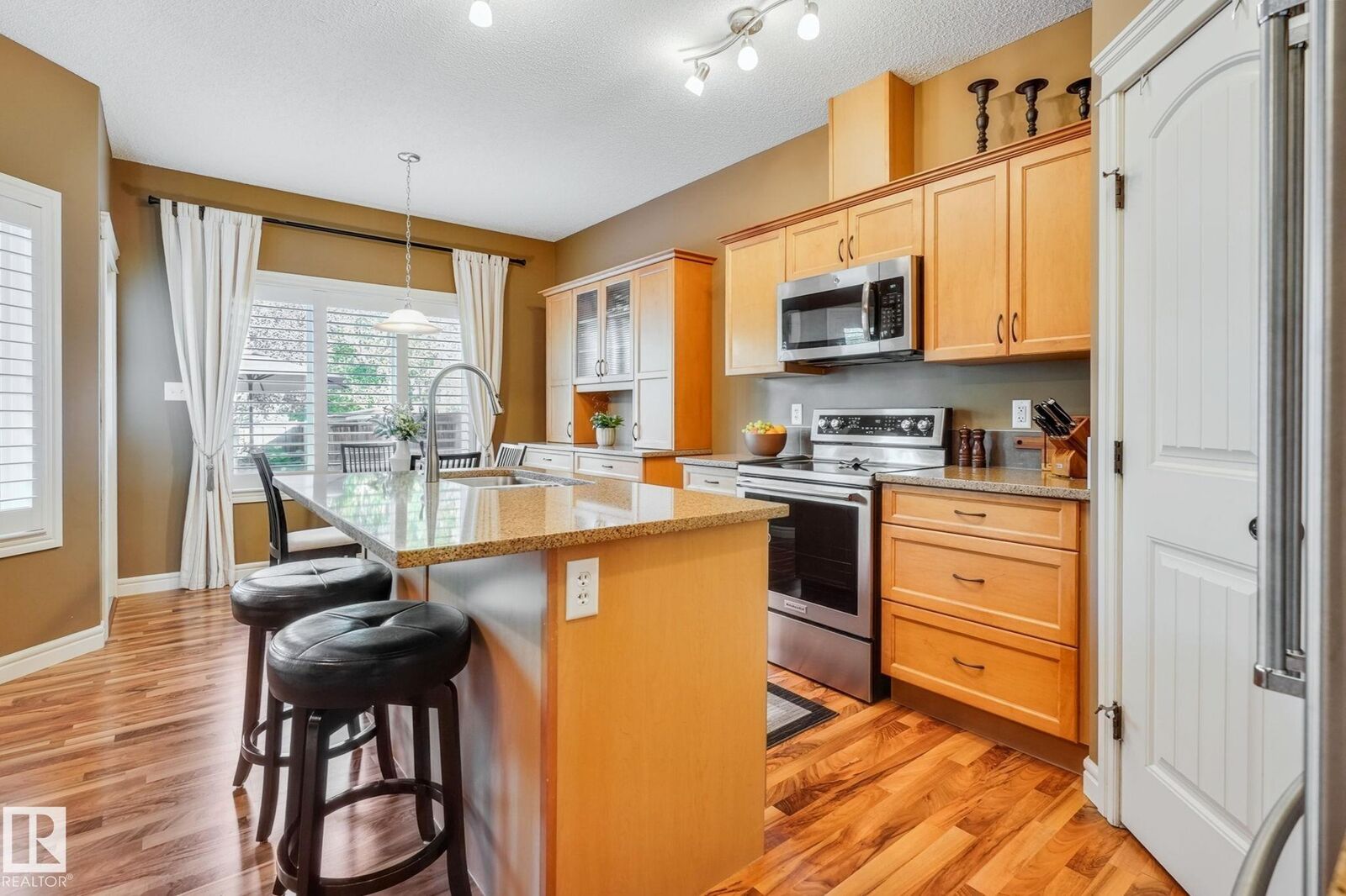 Property Photo:  1926 119A Street SW  AB T6W 0E2 