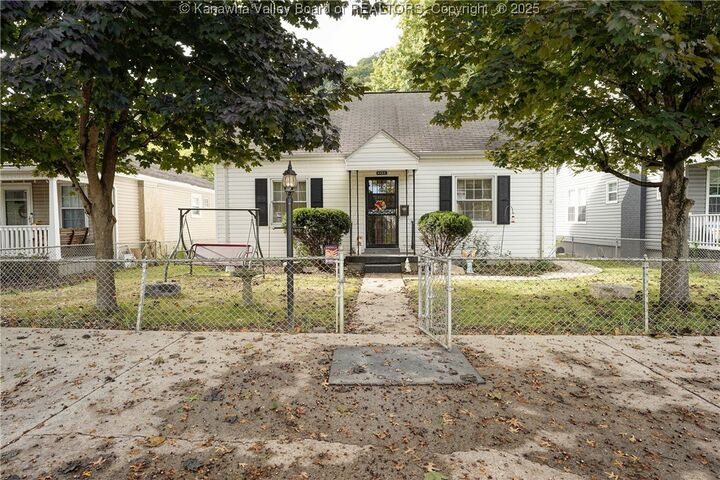 4403 Washington Avenue SE  Charleston WV 25304 photo