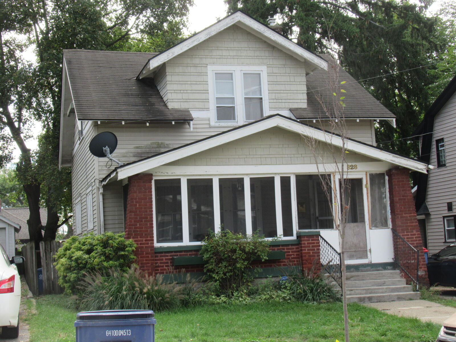 Property Photo:  828 Ardmore Street SE  MI 49507