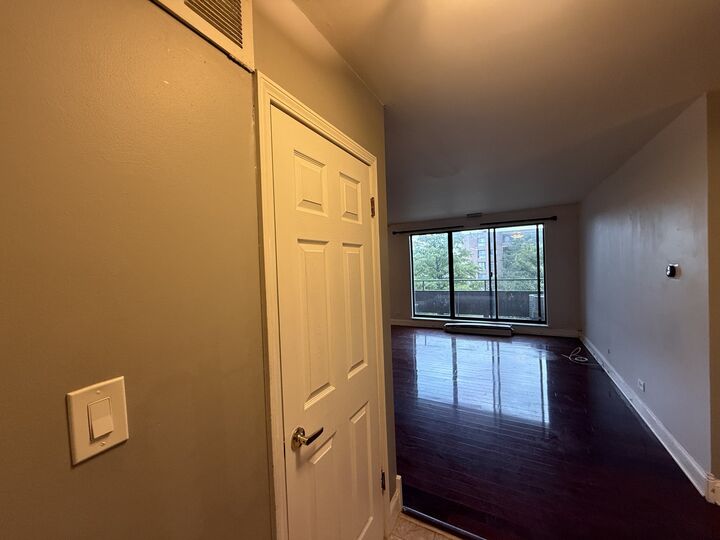 Property Photo: 7 E Carriageway Drive 311 IL 60429