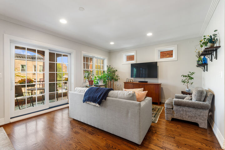 Property Photo:  627 W Buckingham Place 3  IL 60657