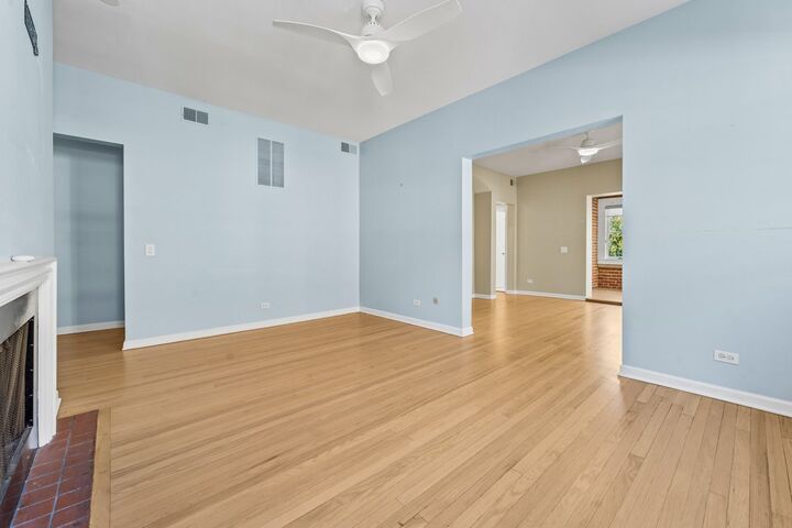 Property Photo:  832 W Gunnison Street 3N  IL 60640