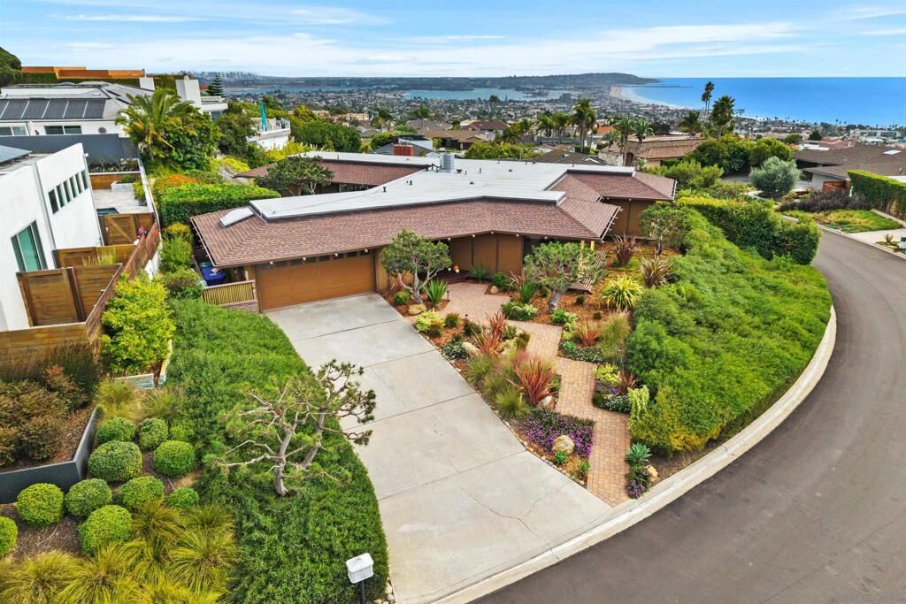 Property Photo:  1553 Copa De Oro  CA 92037 