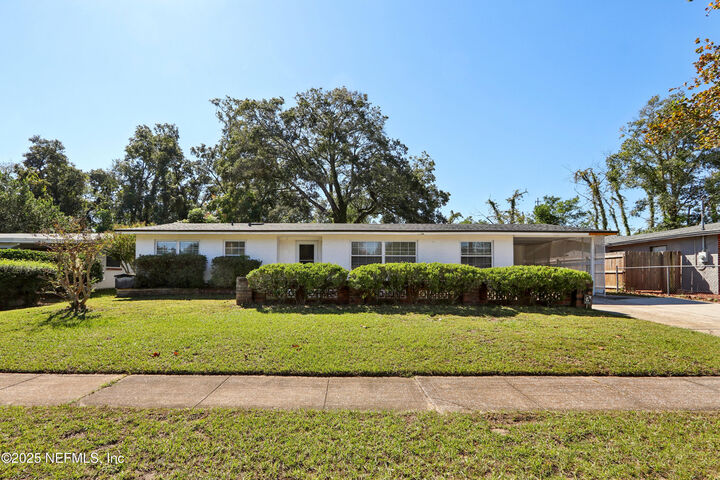 Property Photo: 588 Clermont Avenue S FL 32073