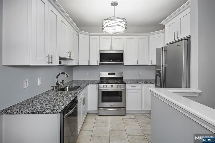 Property Photo:  276 Roslyn Court  NJ 07093 